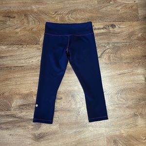 Excellent Lululemon Athletica Wunder Under Reversible Cropped Leggings. 6